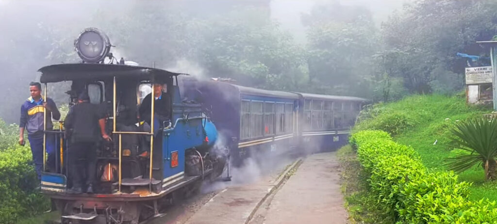 Batasia Loop – Toy Train in Darjeeling